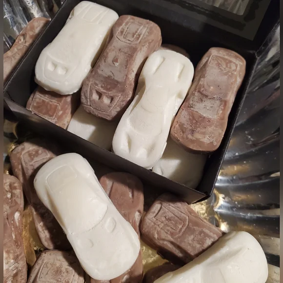☕️ 12 Car Shaped Wax Melts ~ Coffee Shop Scent ~ Homemade Soy Wax Melts - Picture 2 of 12
